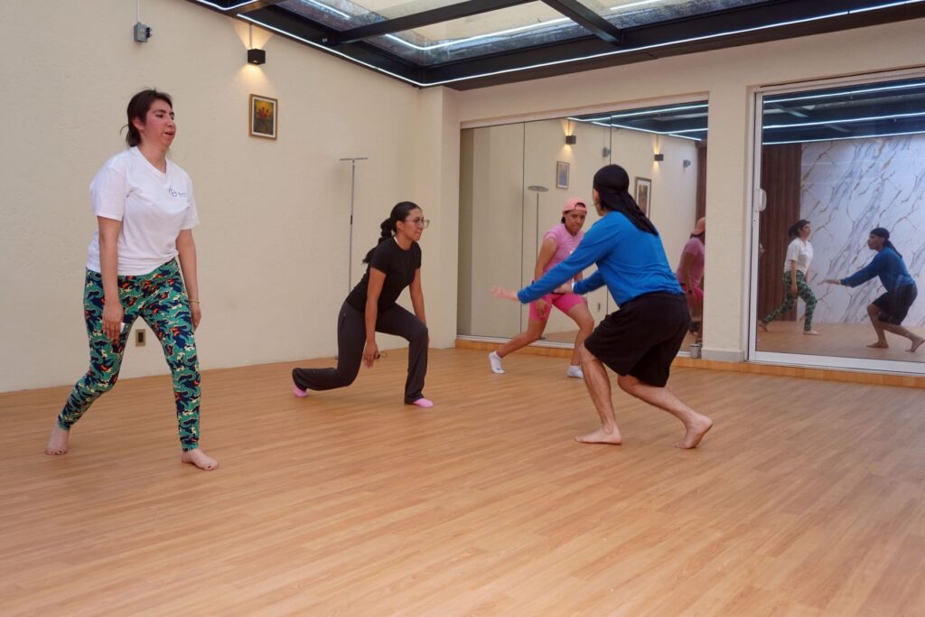 Clase de entrenamiento funcional 360 con ejercicios de fuerza, resistencia y coordinación en CDMX