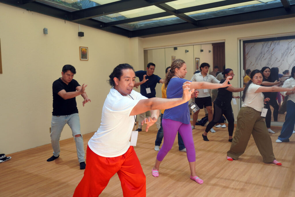 Grupo de adultos practicando Tai Chi en un espacio interior en Guadalupe Inn en CDMX