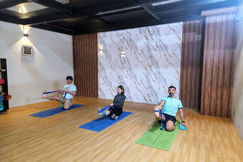 Alumos de Beyond tomando clases de yoga