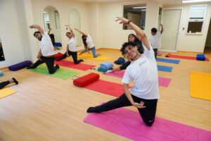 Profesor de Yoga dirigiendo clase en Guadalupe Inn, San Angel CDMX