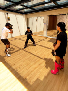 Clase de MMA con alumnos en posición de combate