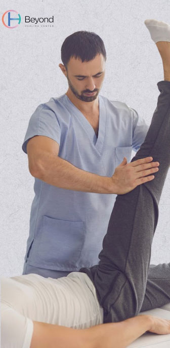 Fisiatra en consulta con paciente con dolor de rodilla en Centro de Bienestar Beyond