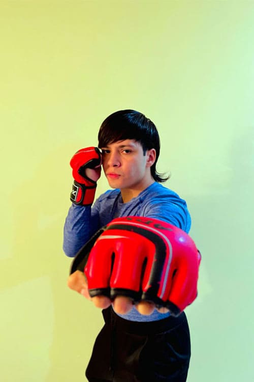 Profesor de artes marciales mixtas preparándose para iniciar clase en Beyond Healing Center
