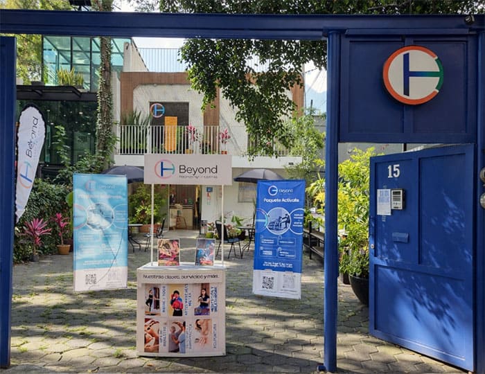 Entrada del centro de bienestar Beyond Healing Center ubicado en Guadalupe Inn, al sur de la CDMX