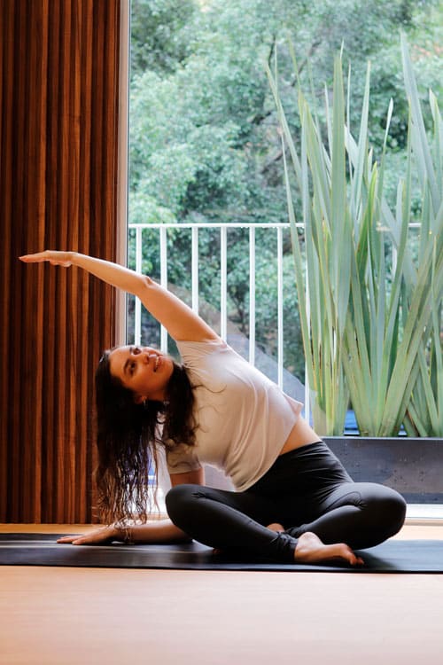 Entrenadora de Yoga guiando clase en centro de bienestar Beyong en Guadalupe Innn CDMX