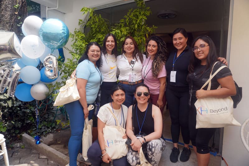 Grupo de alumnos de Bayond Healing Center en inauguración del centro en Guadalupe Inn