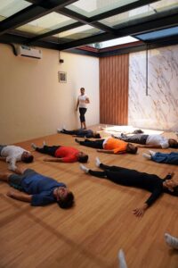 Clase de Hatha Yoga a la que tienen acceso los alumnos del Progrma Wellness en Beyond Healing Center