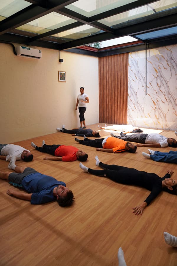 Clase de Hatha Yoga a la que tienen acceso los alumnos del Progrma Wellness en Beyond Healing Center