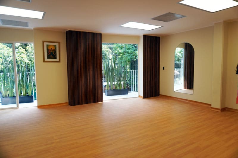 Salón para llevar a cabo las clases de yoga, meditación, funcional 360 que ofrece Beyond Healing Center en San Angel