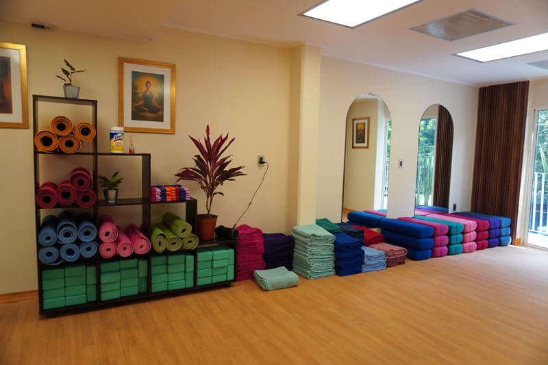 Espacio de Beyond Healing Center equipado y destinado a clases de movimiento, salud y bienestar.