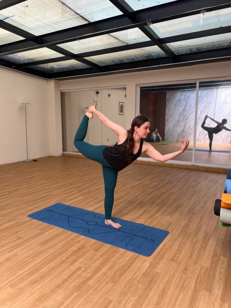 Alumna de Beyond Healing Center en clae de yoga mejorando su equilibrio y fuerza en el core