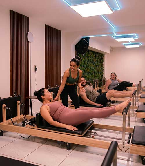 Alumna de Beyond fortaleciendo su cuerpo en clase de pilates reformer
