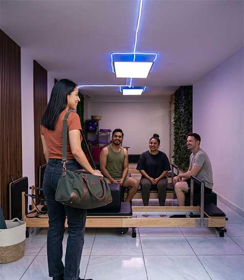 Grupo de alumnos del programa Ruta Beyond sculpt compartiendo sus experiencias bienestar