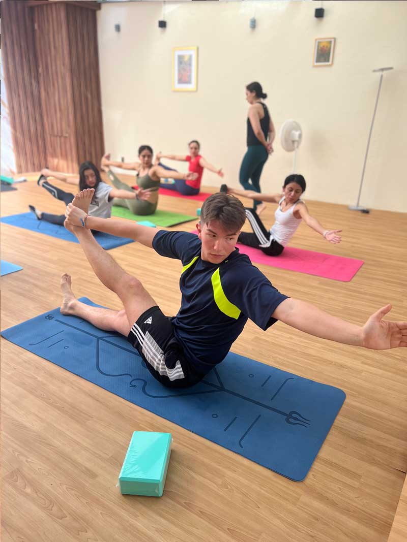 Alumnos de Beyond en clase de yoga en cdmx mejorando su fuerza y equilibrio